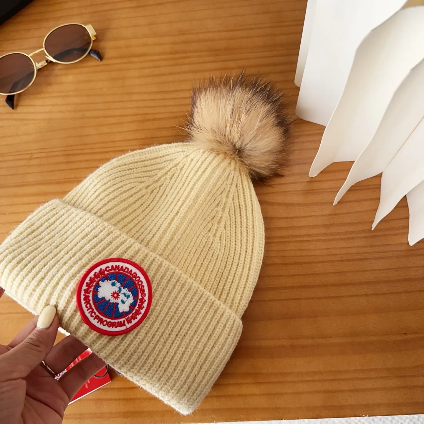 💰60 CANADA GOOSE Canada Goose winter warm cashmere cold hat. Rabbit wool material, thick feel, not easy to deform. Fashionable and versatile couple hat, imported embroidery logo, cashmere cotton yarn, head circumference: 55-58cm